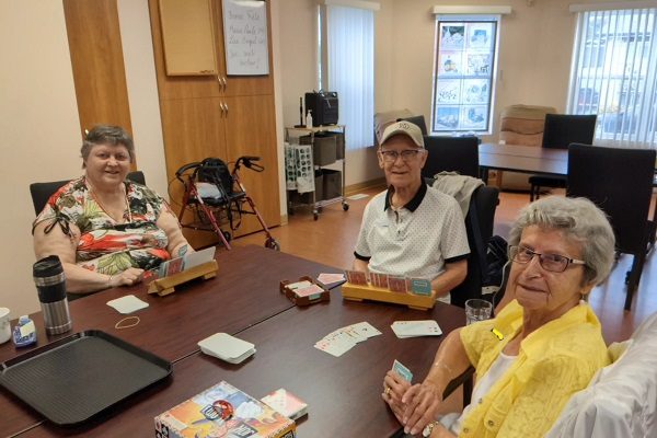 Personnes âgées jouant à des jeux de table au centre de jour